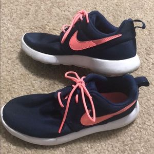 Girl’s Nike sneakers
